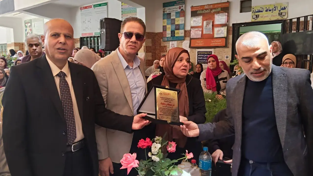 مدير تعليم دسوق يكرم مديرة مدرسة دسوق الثانوية بنات بمناسبة التقاعد